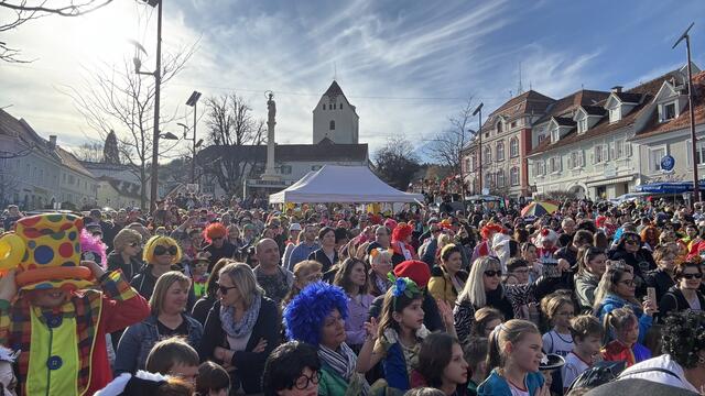 Der Weizer Hauptplatz war zum Faschingende gerammelt voll. | Foto: MeinBezirk/Hofmüller