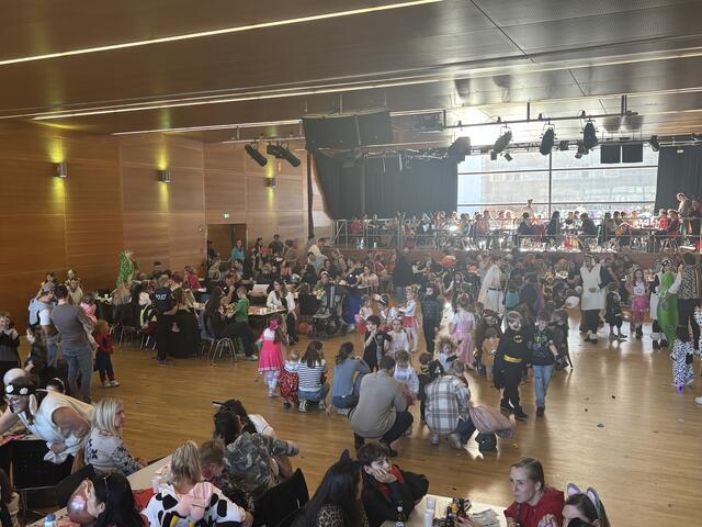 Zahlreiche Familien feierten ausgelassen den Faschingsdienstag. | Foto: Kendlbacher