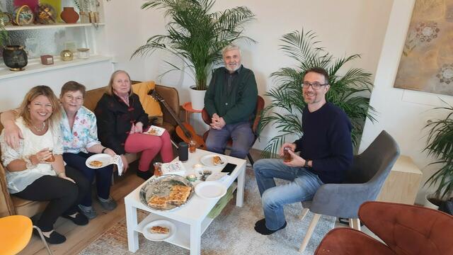 Gemeinsame Andacht und Fastenbrechen bei den Bahai. Sandra Sobhian (links) mit Mitgliedern der Bahai Gemeinde. | Foto: privat