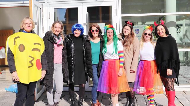 VS-Dir. Andrea Wagner (li) mit Mitarbeiterinnen der Gemeinde Kalsdorf, die sich für die Kinder im Faschingsoutfit zeigten. | Foto: Edith Ertl