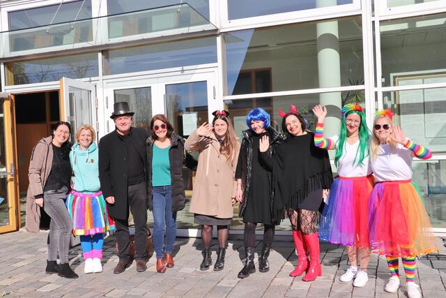 Bgm. Manfred Komericky, GR Sabine Jakubzig und die Mitarbeiterinnen im Gemeindeamt freuten sich über den Besuch der Kinder am Faschingdienstag und winkten ihnen beim Abschied fröhlich zu. | Foto: Edith Ertl