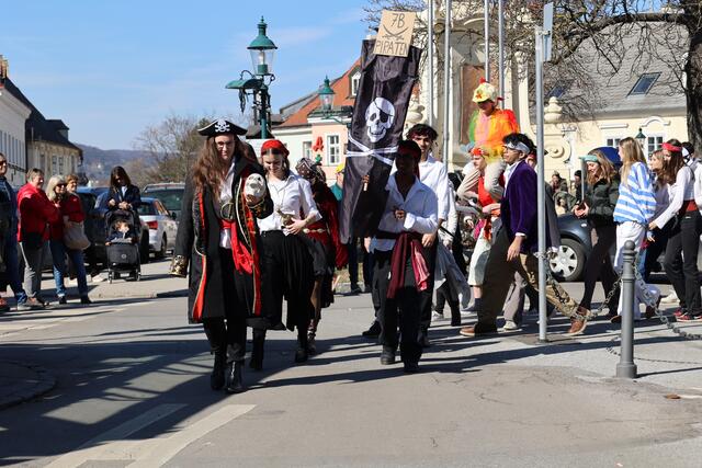 Am Rosenmontag zogen etwa 1.500 Schülerinnen und Schüler über den Rathausplatz.  | Foto: Stadtgemeinde Klosterneuburg/Lutz