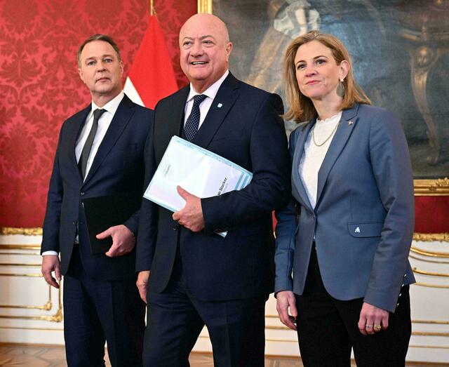 Die neue Regierung unter Bundeskanzler Christian Stocker (ÖVP) (m.), Vizekanzler Andreas Babler (SPÖ) und Außenministerin Beate Meinl-Reisinger (Neos) holte die steirische Landesrätin Barbara Eibinger-Miedl ins Finanzministerium.  | Foto: MAX SLOVENCIK / APA / picturedesk.com