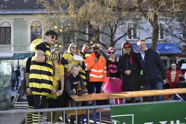 Der Diexer Bürgermeister Anton Napetschnig (re.) gehörte bei der Preisverleihung zu den ersten Gratulanten der "Bergbienen" der Landjugend Diex. | Foto: MeinBezirk.at