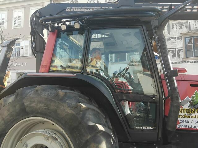 Ein großes Lob gilt den Fahrern. Die mussten bei der Menschenmenge mit äußerster Konzentration ihre Umzugswägen durch die Innenstadt manövrieren. | Foto: Nicole Kaspar