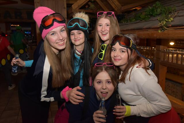 Johanna, Elena, Anja, Lena und Ursi genießen den Abend beim Lumpenball in Münzkirchen | Foto: Alois Braid/zema-medien.de