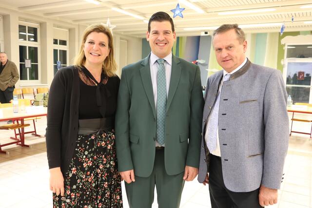 Die künftige Gemeindespitze: Bürgermeister Dominic Litzka (ÖVP), flankiert von Vizebürgermeisterin Sabine Mauser (MITuns) und Vizebürgermeister Hermann Stich (ÖVP).
  | Foto: Stadtgemeinde Wolkersdorf