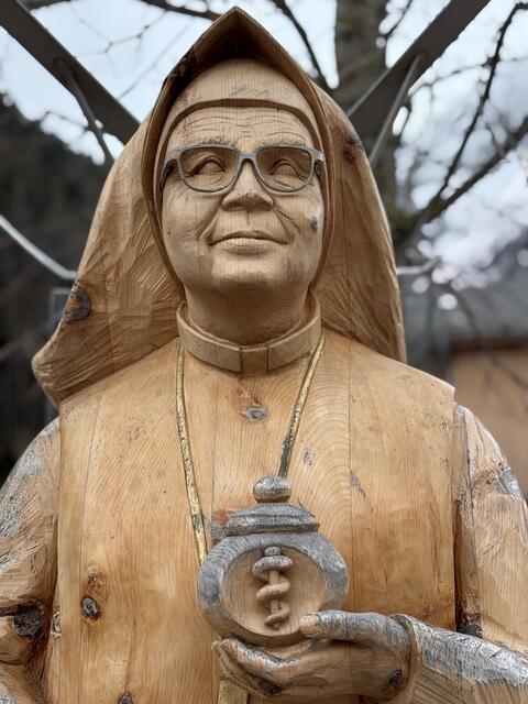 Eine Statue neben dem Gemeindeamt erinnert an Anna Dengel. | Foto: Reichel