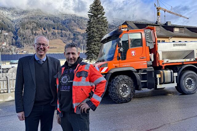Manfred Sampl (li.) ist Bürgermeister in St. Michael im Lungau und seit November 2024 Präsident des Salzburger Gemeindeverbandes. Rechts im Bild: Bauhofmitarbeiter Erich Ferner (St. Michael), 28.2.2025  | Foto: Land Salzburg/Melanie Hutter 