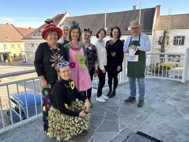 Blühende Zahlen und kreative Gartenträume! Beim Fasching zeigte sich der Steuerberater als grüner Daumen – Gartengestaltung einmal anders.