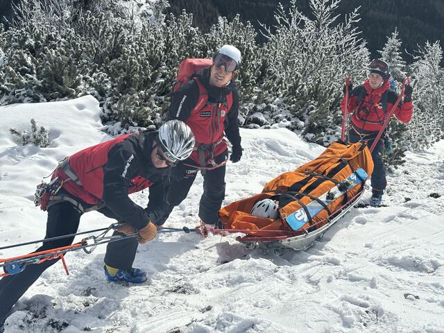 Das Team der Bergretter rettete den verletzten Skifahrer sicher nach gründlicher Vorbereitung. | Foto: Gabor Ovari
