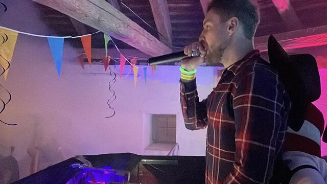 DJ 1er und DJ Kilian heizten der Menge mit einer Mischung aus Pop, Dance und Klassikern ein, die die Tanzfläche bis in die frühen Morgenstunden füllte. | Foto: Alejandra Ortiz