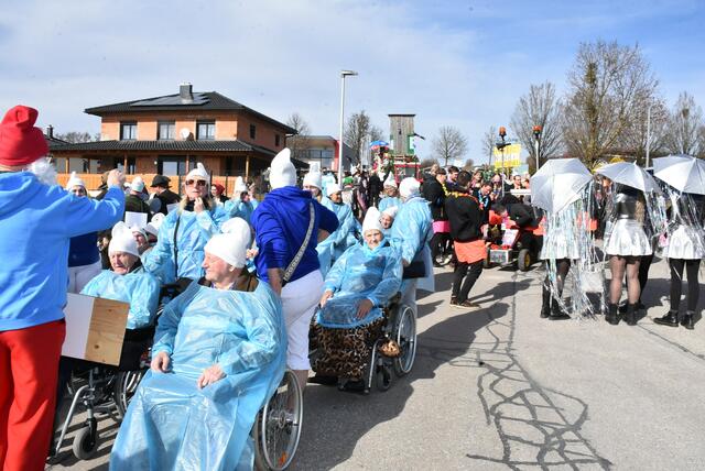 Großer Faschingsumzug am Dienstag, 4. März 2025 durch Bad Kreuzen.  | Foto: Robert Zinterhof