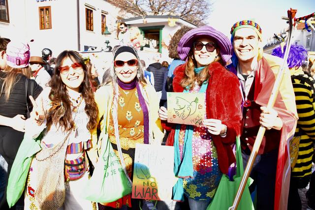 Eine "grüne" Hippiegemeinschaft mit Grünen Klubobmann Wolfgang Spitzmüller, LH-Stellvertreterin Anja Haider-Wallner und Samara Sánchez Pöll.  | Foto: Stefan Schneider