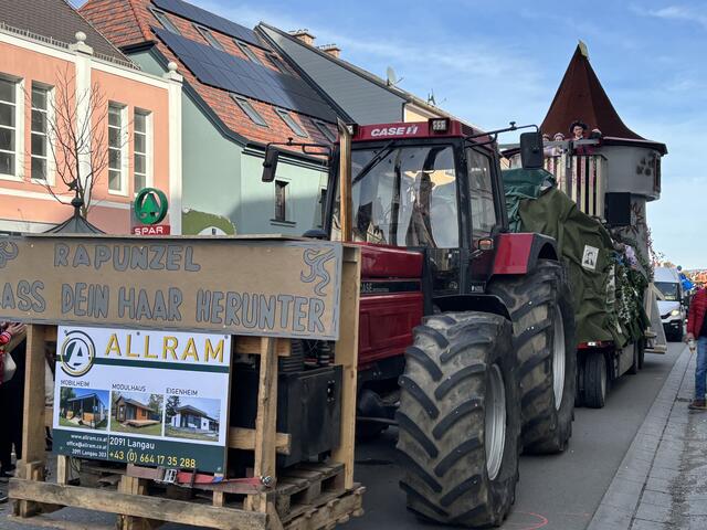 Die Allramer hatten sogar Rapunzels Turm mit dabei. | Foto: Nicole Kaspar