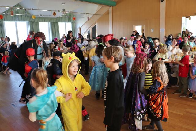 Da kam keine Langeweile auf. Sandra und Markus Hillebrand verstehen es, Kinder zu begeistern. | Foto: Edith Ertl