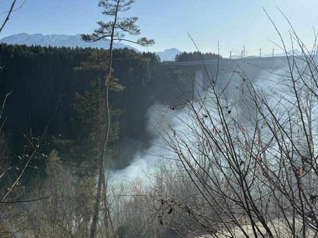 Gestern wurden Feuerwehren zu einem B2-Entstehungsbrand nach Eis bei Ruden im Bereich der Jauntalbrücke gerufen. | Foto: Freiwillige Feuerwehr Ruden