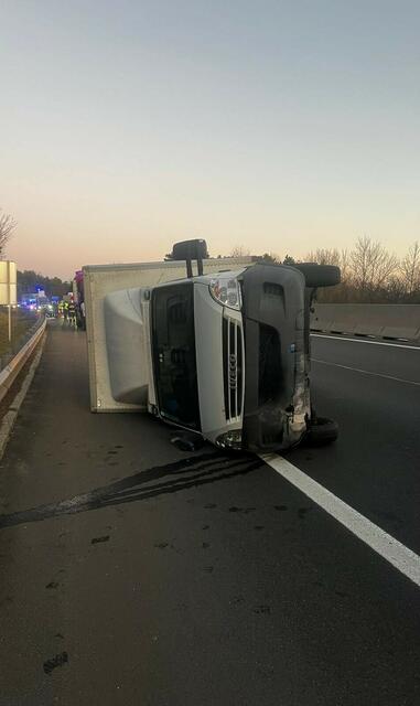 Der Iveco Daily war umgestürzt, und kam auf der Beifahrerseite quer über zwei Spuren zum Liegen.  | Foto: FF Alland