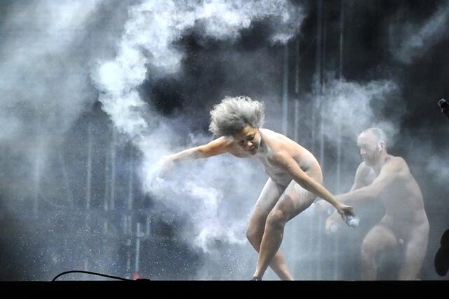 Eine Performance, über die noch viel geredet wurde: Der Pudertanz von Doris Uhlich und ihrem Ensemble bei der Eröffnung der Kulturhauptstadt 2024 im Kurpark Bad Ischl. | Foto: Wolfgang Spitzbart