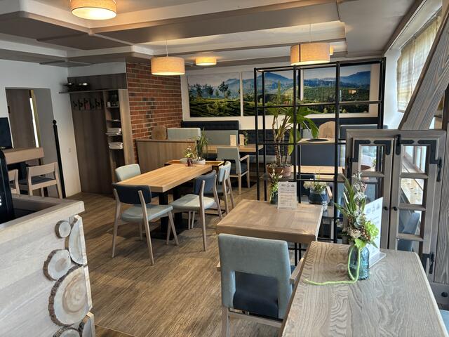 Blick in das Kaffeehaus. 2017 wurde es komplett renoviert. Seit eineinhalb Jahren ist es jedoch geschlossen.  | Foto: Koidl