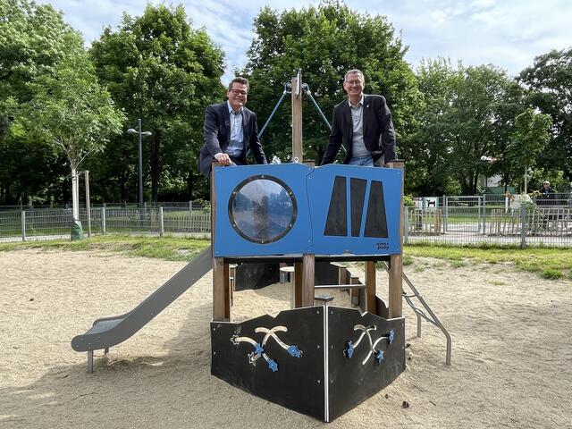 Klimastadtrat Jürgen Czernohorszky (l.) und Bezirksvorsteher Georg Papai (beide SPÖ) bei der Eröffnung des Denglerparks. | Foto: Johannes Reiterits/RMW