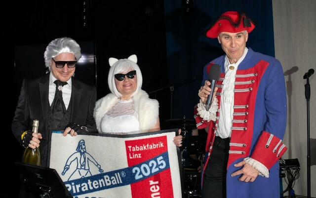 Ister Präsidenten Alex Weigl mit dem genialstes Pärchen: "Karl Lagerfeld und seine Choupette", Melanie und Helmut Nussbaumer. | Foto: Ruderverein Ister