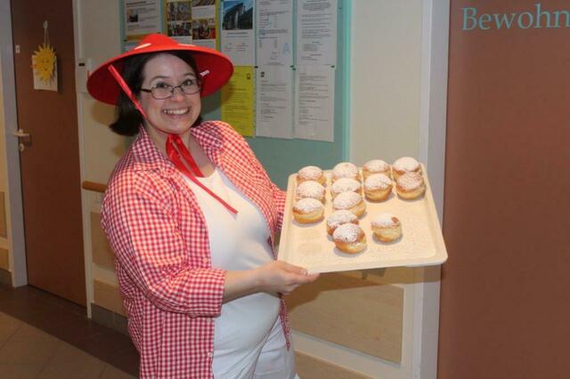 Alltagsbetreuerin Lisi Schiefer mit den frisch gebackenen Krapfen. | Foto: PBZ Neunkirchen