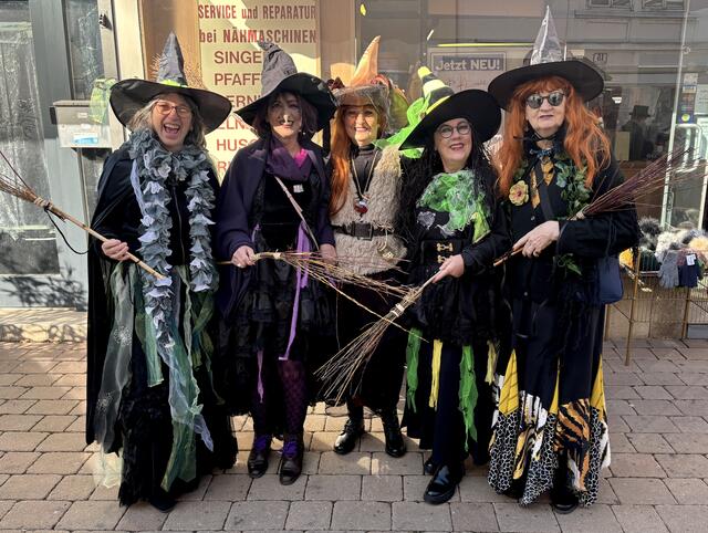 Hexen jeden Alters mit dabei - und alle hatten einen Besen. | Foto: MeinBezirk/Bachhofner