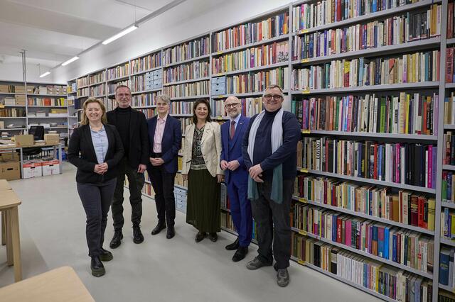 Nahmen den Baufortschritt ins Auge, v.l.: Bezirksvorsteherin Silvia Janković (SPÖ), Leiter des Zentrum "Qwien" Hannes Sulzenbacher, Leiterin des Zentrum "Qwien" Harriet Leischko, Kulturstadträtin Veronic Kaup-Hasler (SPÖ), LGBTIQ*-Sprecher der Neos Wien Thomas Weber, Leiter des Zentrum "Qwien" Andreas Brunner  | Foto: Stadt Wien/Markus Wache