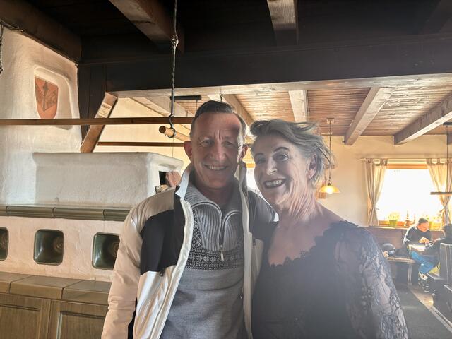 Beste Stimmung am Faschingsdienstag auf der Tulfein Alm: Christian Höck (GF-Glungezerbahn) mit Pächterin Birgit Runggaldier von der Tulfein Alm. | Foto: Kendlbacher