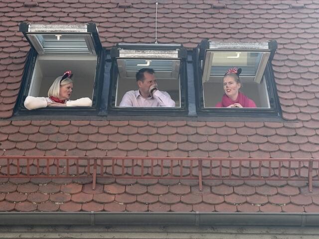 Aus dem Dach hervorlugende Disneymäuse. | Foto: Nicole Kaspar