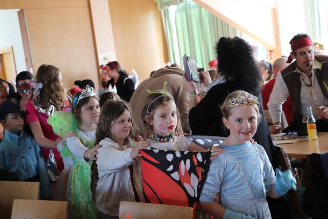 Mit viel Spaß zogen Prinzessinnen, Piraten und Schmetterlinge ihre Reihen durch den Festsaal in Zettling | Foto: Edith Ertl