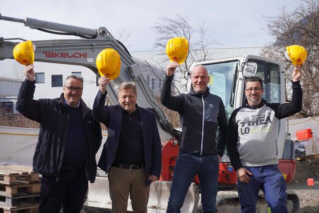 Herr Frauscher (Firma Marius), Franchisenehmer Markus Bock (GF McDonald´s), Herr Auderer und Herr Lintner (Firma Bodner) begutachten freudig den Rohbau des neuen/alten McDonald´s in Völs. | Foto: Alicia Martin Gomez