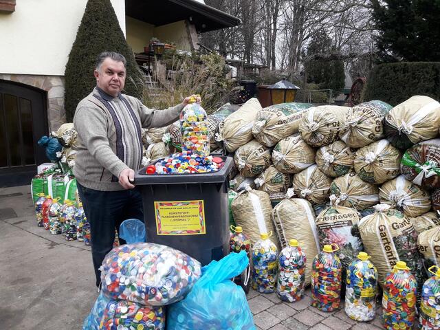 Gerhard Brey sammelt Stöpsel für einen guten Zweck. | Foto: privat