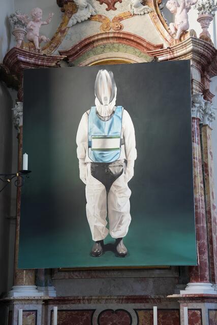 Dreiheiligenkirche – Thomas Riess, „Walking and Falling“ (2019) „Zwei Gemälde von Thomas Riess zeigen die selbstlosen „Liquidatoren“ – Helden, die sich in nuklearverseuchten Gebieten für das Wohl der Menschheit einsetzen.“ | Foto: MeinBezirk/Geineder