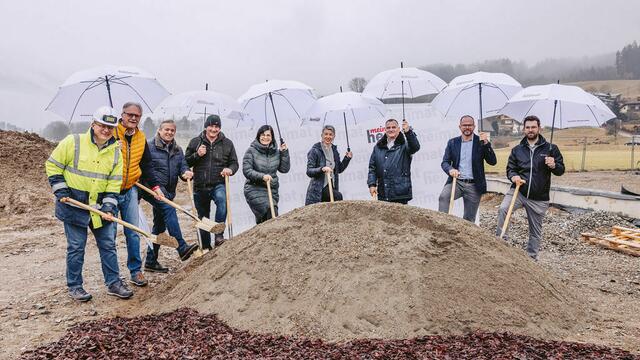 Spatenstich für weitere 15 Wohnungen in Lendorf: Baumeister Uwe Klammer (Firma Porr), meine heimat Vorstandsmitglied Andreas Stroitz, GV Hans Kapeller, 2. Vizebgm. Christian Lanzinger, Bürgermeisterin Marika Lagger-Pöllinger, LH-Stv.in Gaby Schaunig, meine heimat Vorstandsvorsitzender Helmut Kusternik, meine heimat Prokurist Alfred Groyer, meine heimat Bauleiter Patrik Pekoll | Foto: Marta Gillner
