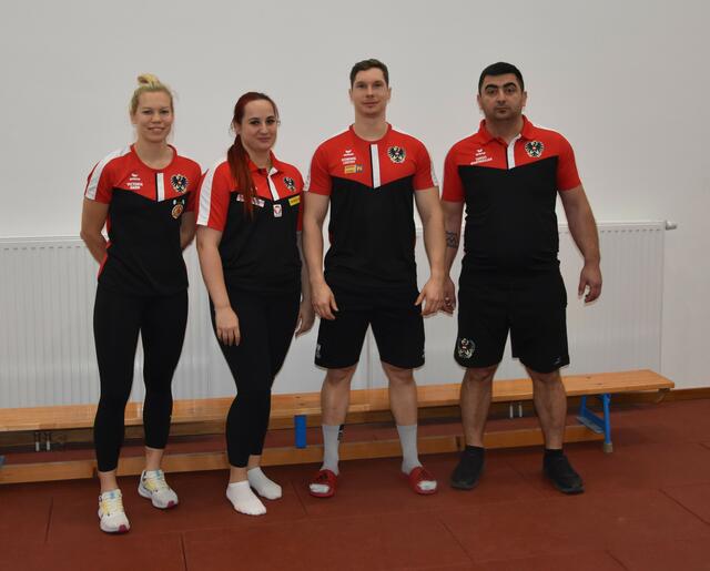 Sarah Fischer und Dominik Certov flankiert von Bundestrainerin Vici Hahn und Bundestrainer Sargis Martirosjan.

Foto: Conny Högg