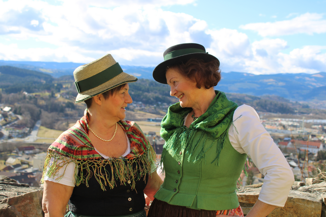 Franziska Kren-Leitgeb und RoseMarie Popp sind zwei leidenschaftliche Märchenerzählerinnen. | Foto: Lederer