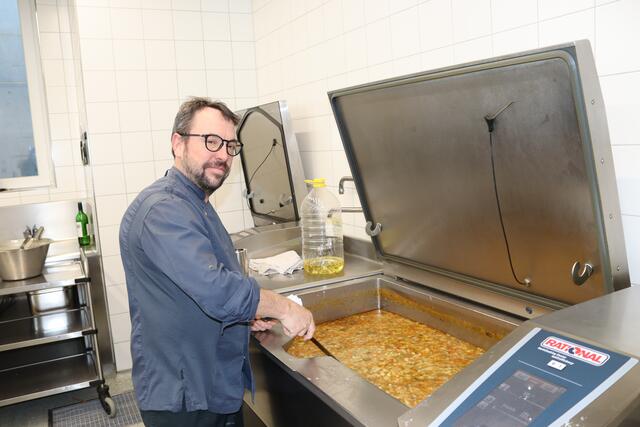 Christoph Hammerle ist der Küchenchef des Altersheims Landeck, er erzählt, dass er am Aschermittwoch 250 Liter Gemüsesuppen zubereitet (insgesamt 400 Liter Suppen).  | Foto: Elisabeth Zangerl 