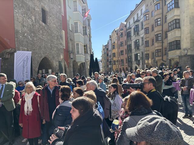 Gemeinsam genießen, gemeinsam helfen – Gäste des Benefizsuppenessens vor dem Innsbrucker Stadtturm setzen ein Zeichen der Solidarität. | Foto: MeinBezirk/Rebeiz
