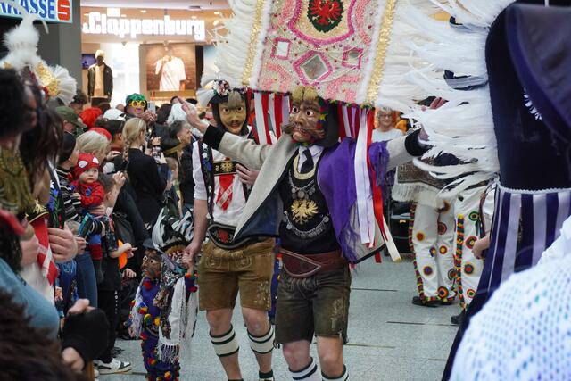 Die Brauchtumsgruppe D’ Pradler brachte Faschingstradition ins Einkaufszentrum.  | Foto: Alicia Martin Gomez