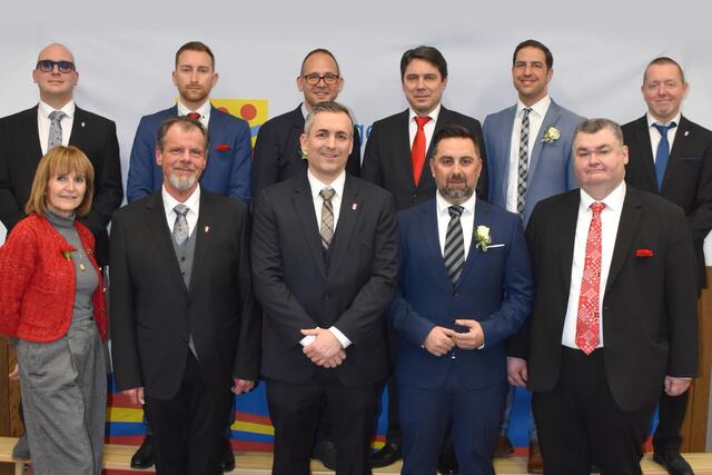 StRin Oberleitner Helga (SPÖ), StR Zein Andreas (FPÖ), Bgm. Dietmar Ruf (FPÖ), VBgm. Kaldun Hana (ÖVP), StR Hoffmann Christian(SPÖ),
hinten v.l.n.r.: StR Sailer Dominik (FPÖ), StR Schneider Manuel (SPÖ), StR Puchter Thomas (ÖVP), StR Bachinger Robert (SPÖ), StR Trimmel Jürgen (ÖVP), StR Schenk Andreas (FPÖ). | Foto: Stadtgemeinde Gerasdorf
