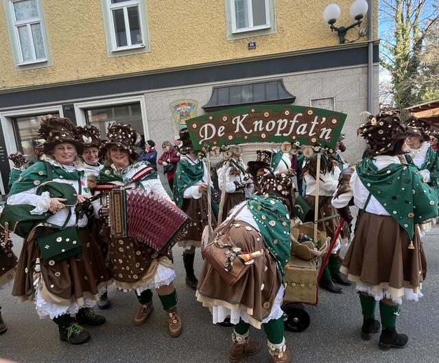 Auch "De Knopfat'n" waren beim Faschingsumzug in Bad Ischl dabei. | Foto: Gratzer