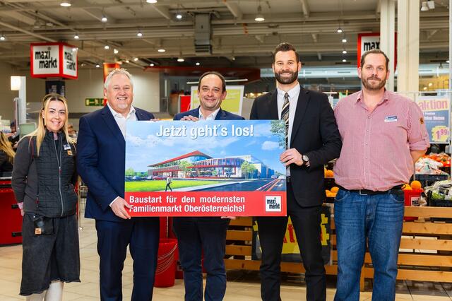 (v.l.n.r) Natasha Benedek, Mitarbeiterin im Maximarkt Linz, Thomas Schrenk, Geschäftsführer Maximarkt, Christian Gasperlmair, Marktleiter Maximarkt Linz, Florian Pilz, Leiter Vertrieb bei Maximarkt und Volker Gruber, Abteilungsleiter der Non-Food-2-Warenwelt im Maximarkt Linz, freuen sich über den Startschuss der Arbeiten. | Foto: Maximarkt