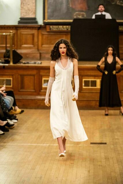 Die erst 16-jährige Iva Spasic debütierte auf den Fashionweeks in London und Mailand. Hier lief sie für Aniko Balazs. | Foto: Mihael Vuzem