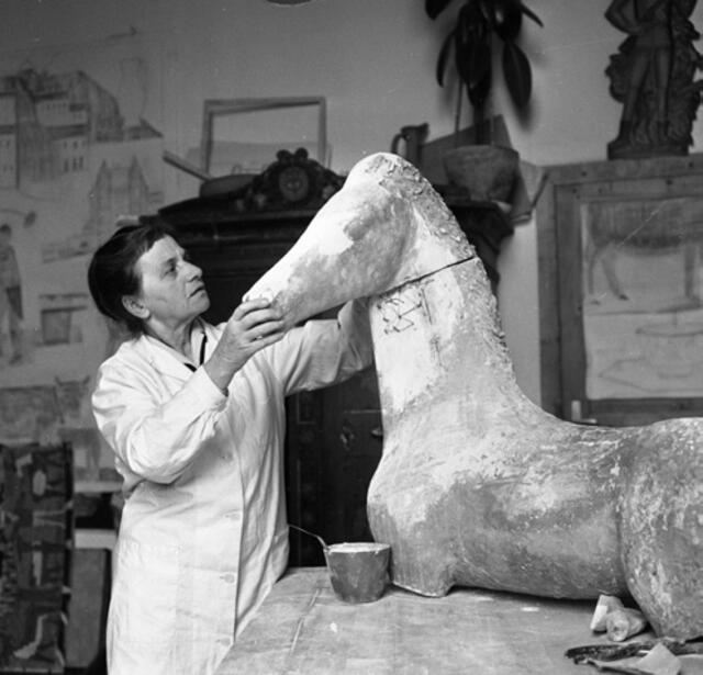 Im Bild: Hilde Heger in ihrer Werkstatt. 1964 | Foto: Johann Barth, Stadtarchiv Salzburg, Fotoarchiv JOBA