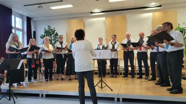 Der Stadtchor Leoben lud unter der Leitung von Chorleiterin Brigitte Schabernak unter dem Motto "Schön ist die Welt" zum Sommerkonzert 2024 in die Kunst- und Musikschule Leoben. | Foto: Stadtchor Leoben