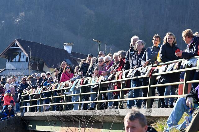 Die Trauergemeinde war Zeuge des Faschingverbrennens. | Foto: Wolfgang Spitzbart