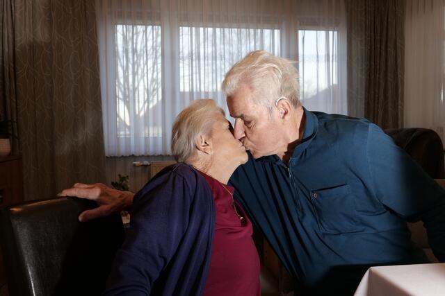 Zärtlichkeit kommt bei dem Ehepaar Groffl nicht zu kurz. | Foto: Santrucek