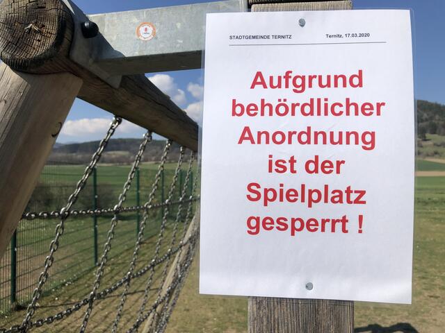 Sperren wie diese in Ternitz sind landesweit aktuell.  | Foto: Santrucek